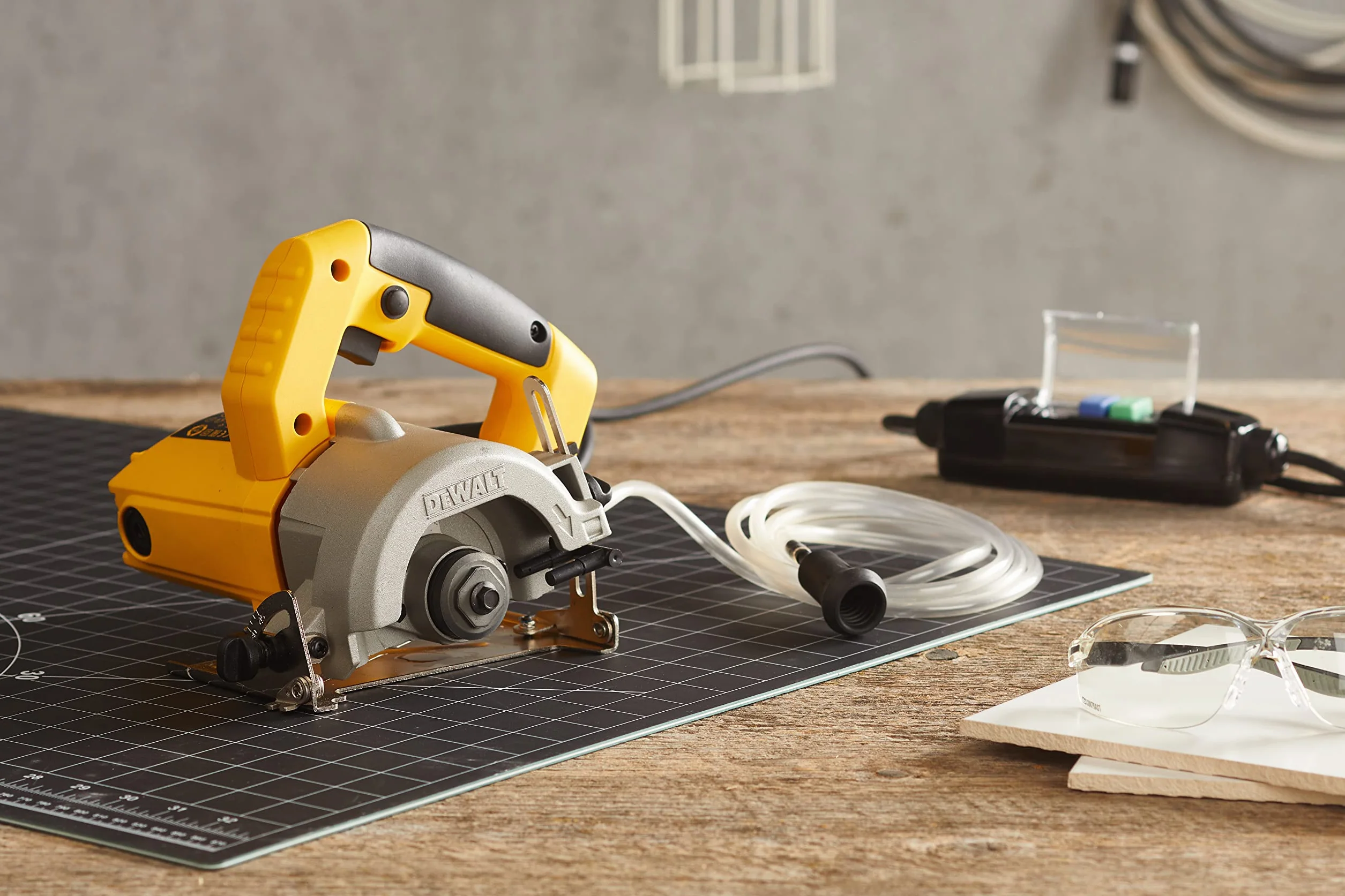 Dewalt DWC410-QS Piła do Płytek 1300 W 230 V 110 mm