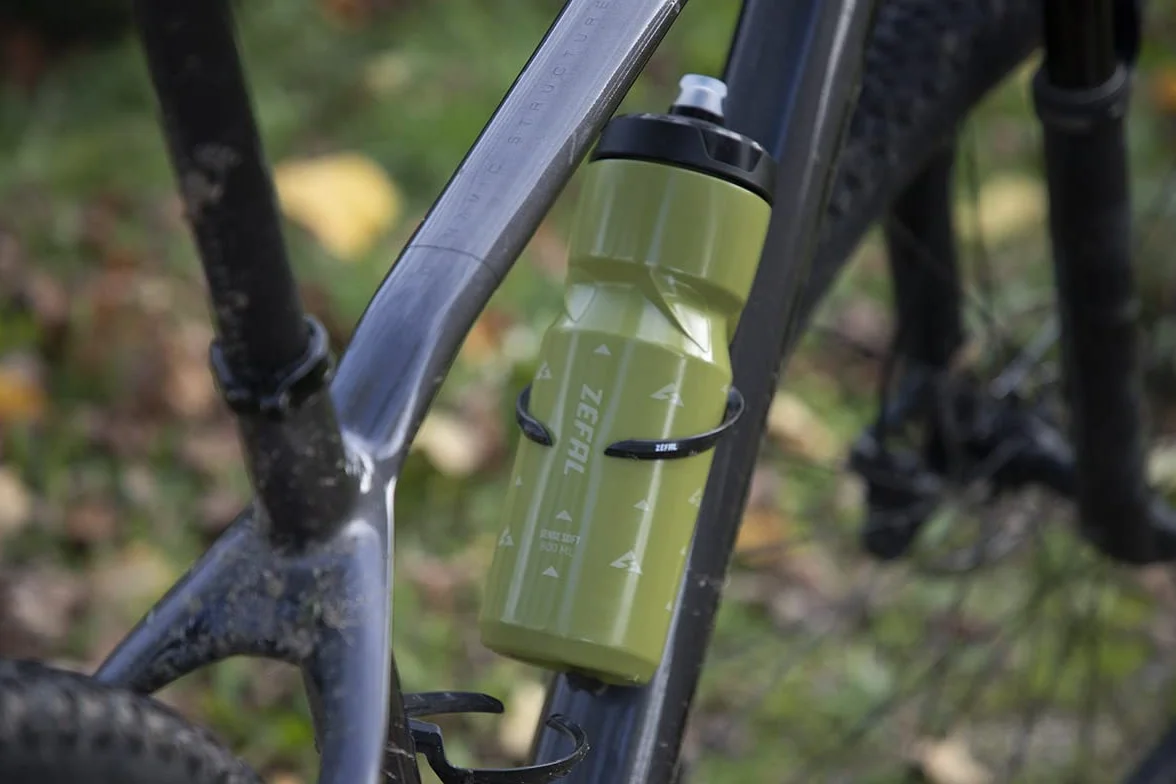 ZEFAL Sense Soft 80 Bidon rowerowy i MTB, miękka i bezzapachowa butelka sportowa - kanister na wodę bez BPA - silikonowy smoczek - oliwkowa zieleń, 800 ml