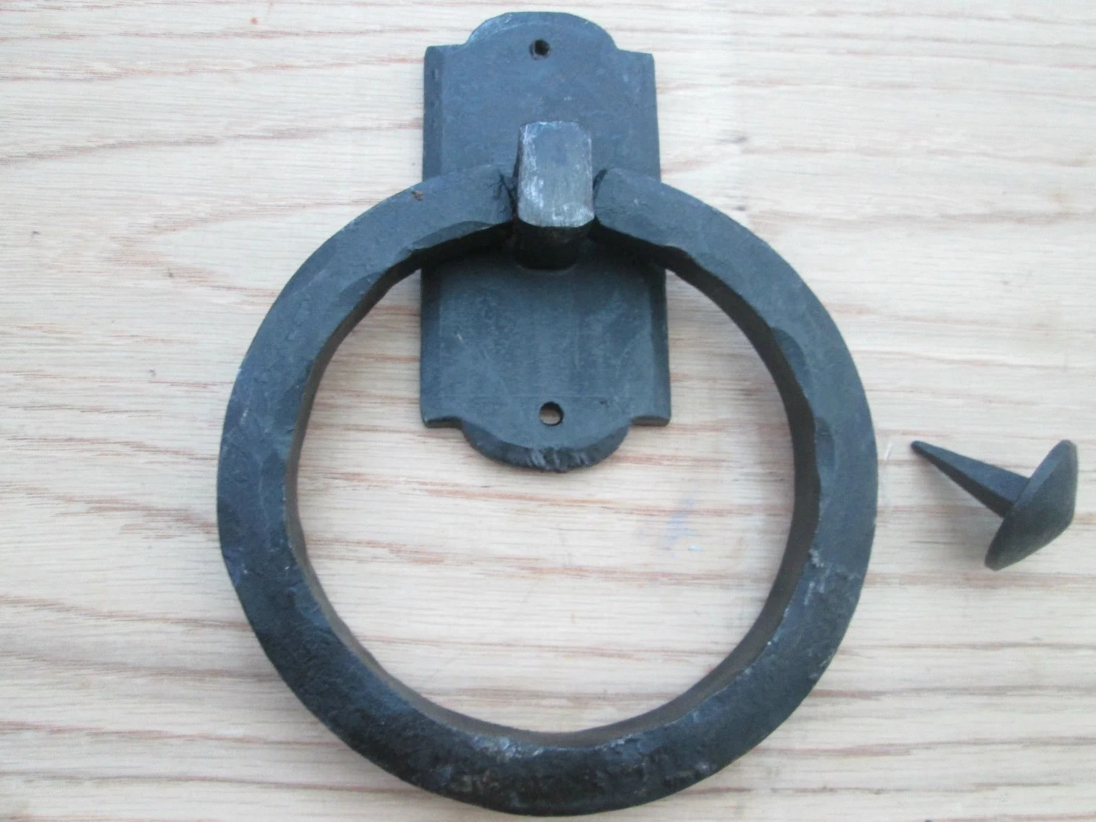 IRONMONGERY WORLD® Kuta czarny gotycki pierścionek klin do drzwi