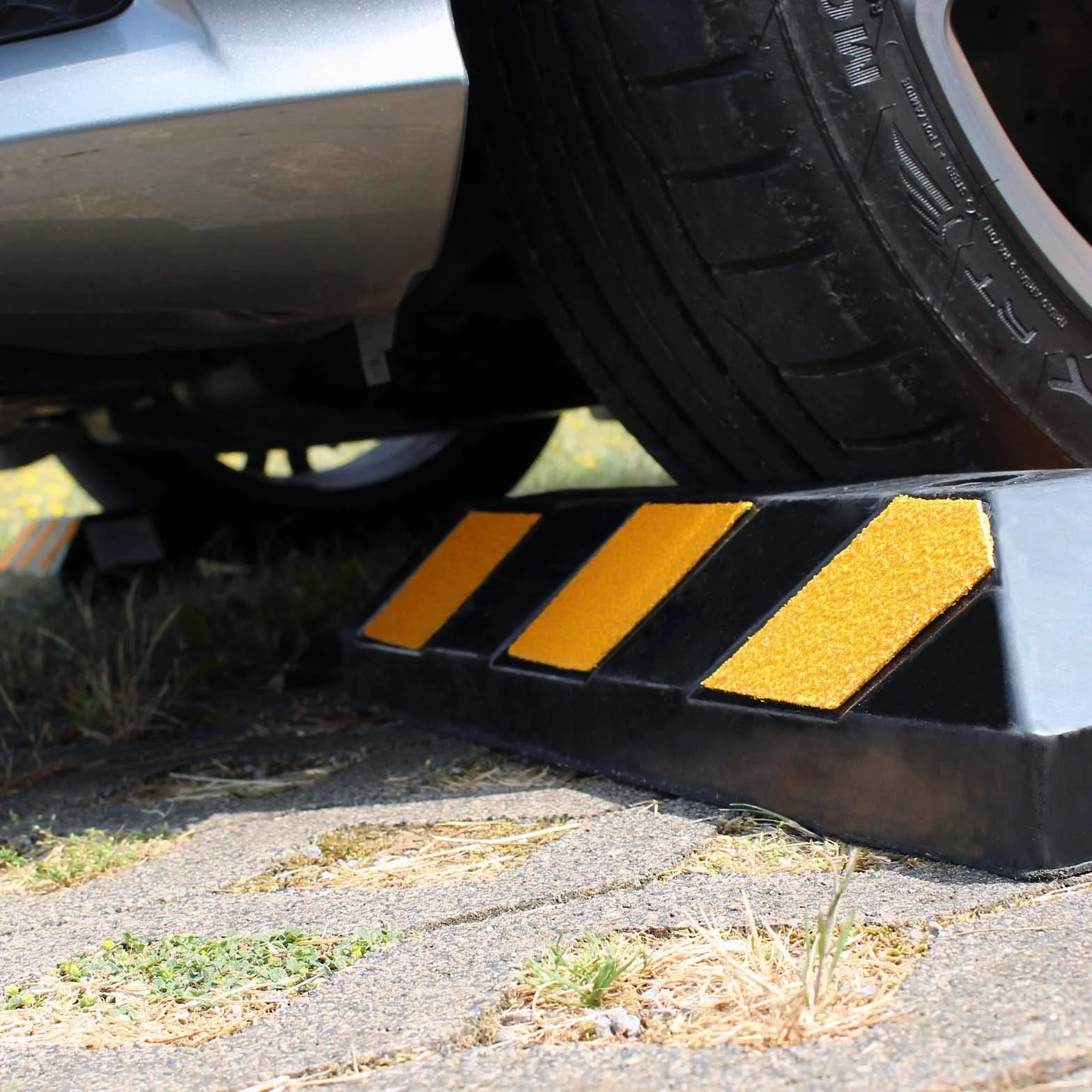 Wiltec Gumowy odbojnik parkingowy 550x150x100mm z odblaskami, ogranicznik ebonitowy do garażu i parkingu