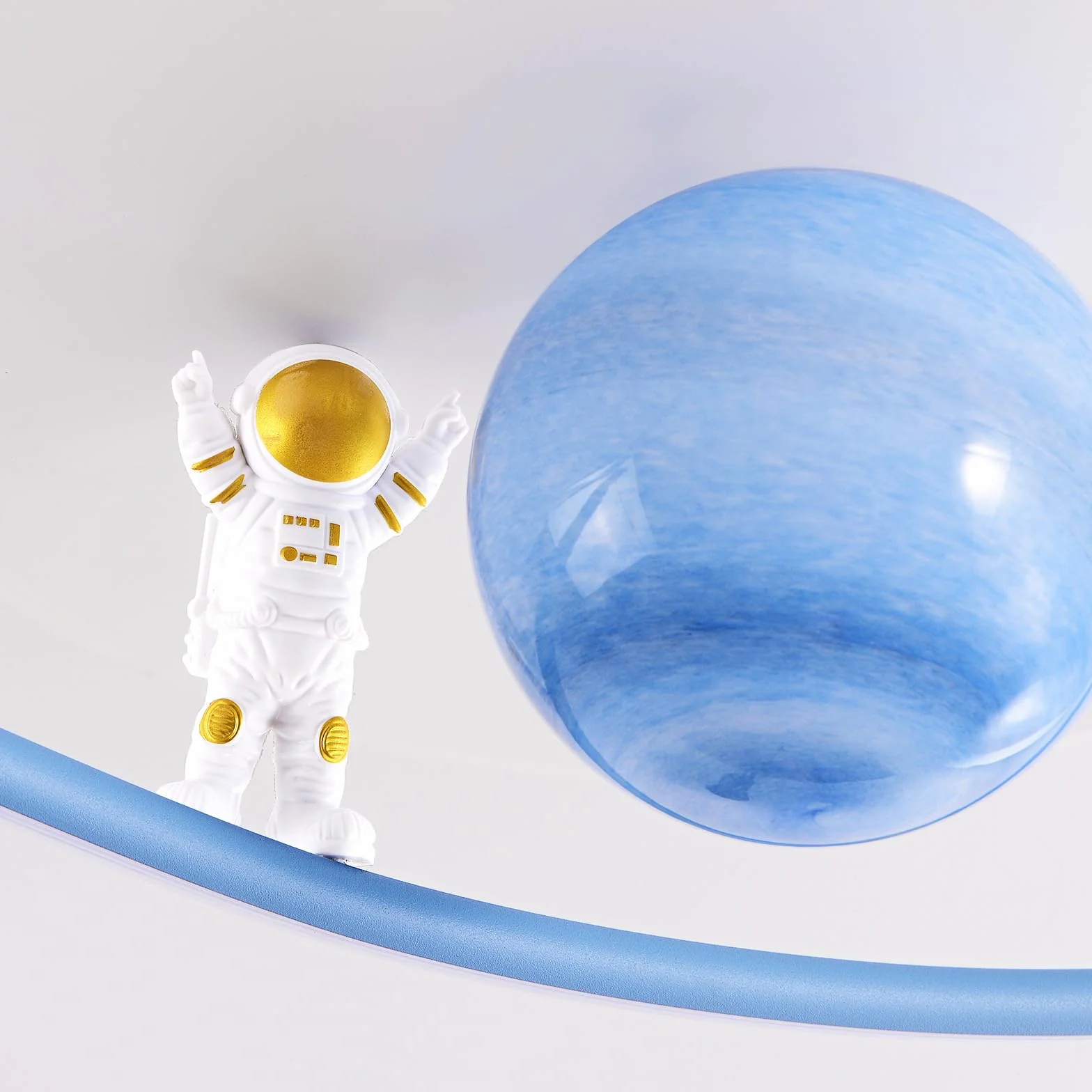 Lampa sufitowa LED ściemniana z pilotem zdalnego sterowania astronauta księżyc dekoracyjna do pokoju dziecięcego