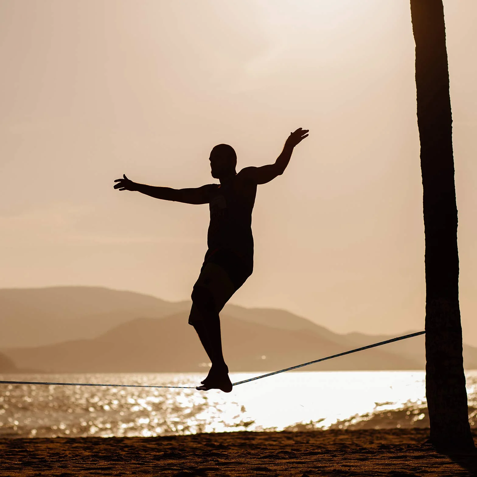 ALPIDEX Slackline Set 15m + osłona drzewa i napinacza grzechotki, odpowiedni dla dzieci początkujących zaawansowanych użytkowników