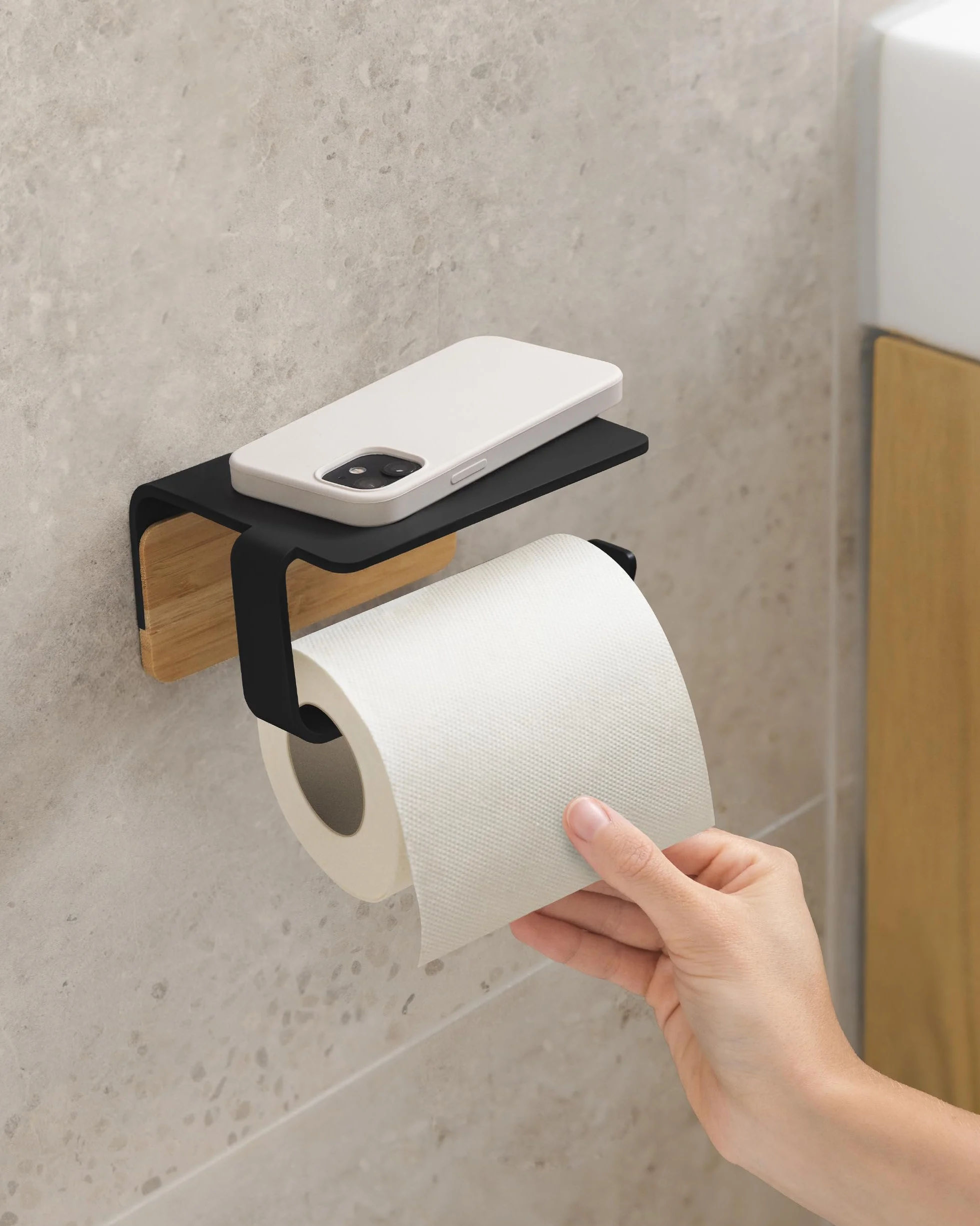 KAZAI. Uchwyt na papier toaletowy bez wiercenia | Metal z naturalnym drewnem bambusowym | Uchwyt na papier z półką do przyklejenia | Uchwyt na rolki | Wieszak na papier toaletowy | Czarny, Bambus