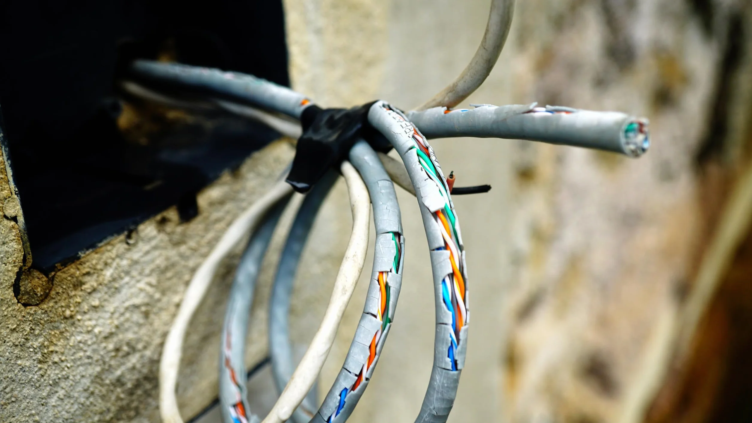 ERKO Taśma izolacyjna PVC 15 mm x 10 m zestaw 10 sztuk wielokolorowa do naprawy przewodów elektrycznych elastyczna o dużej sile klejenia odporna na chemikalia