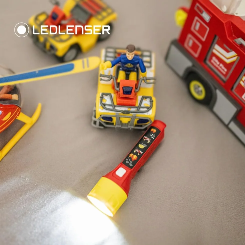 Ledlenser KidBEAM4 latarka dziecięca strażak 4 kolory LED zasilanie AAA 72 g z klipsem do kieszeni automatyczne wyłączanie