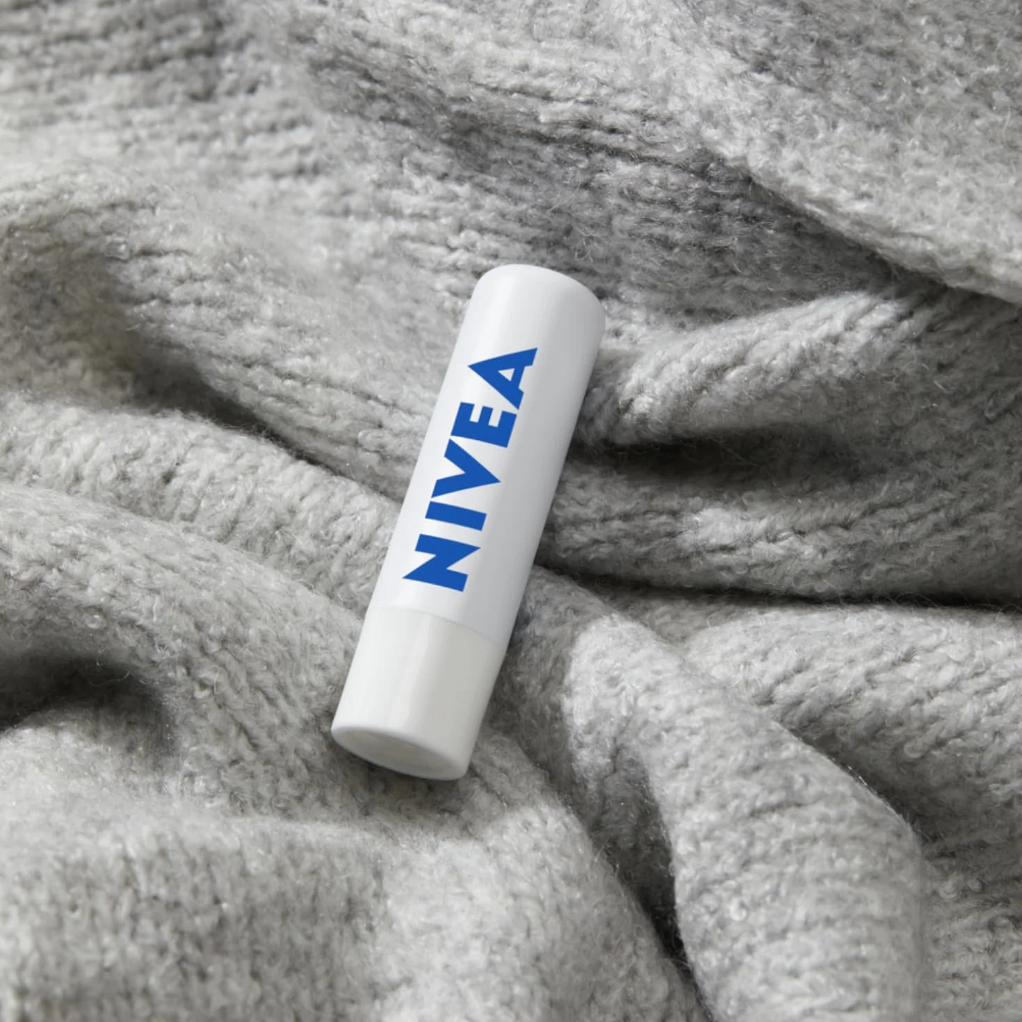 NIVEA Med Repair Nawilżająca pomadka do ust z masłem shea, pielegnującymi olejkami i witaminami SPF 15; 4,8 g