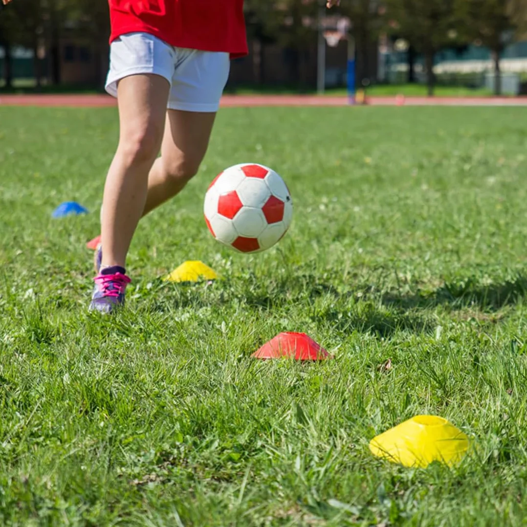 NUOOO Zestaw 20 stożków treningowych do piłki nożnej z uchwytem stożkowym, sprzęt treningowy stożki do treningu piłki nożnej, szyszki sportowe, stożki do piłki nożnej, zestaw do treningów, stożki do