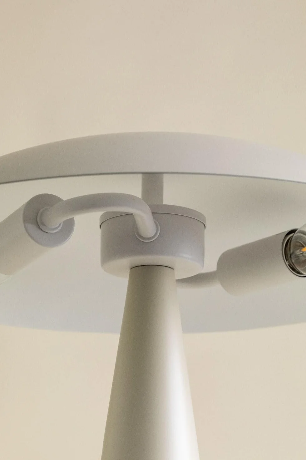 SKLUM Metalowa lampa stołowa Irune