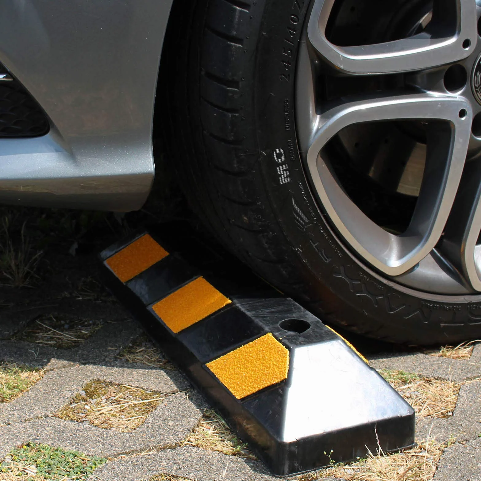 Wiltec Gumowy odbojnik parkingowy 550x150x100mm z odblaskami, ogranicznik ebonitowy do garażu i parkingu