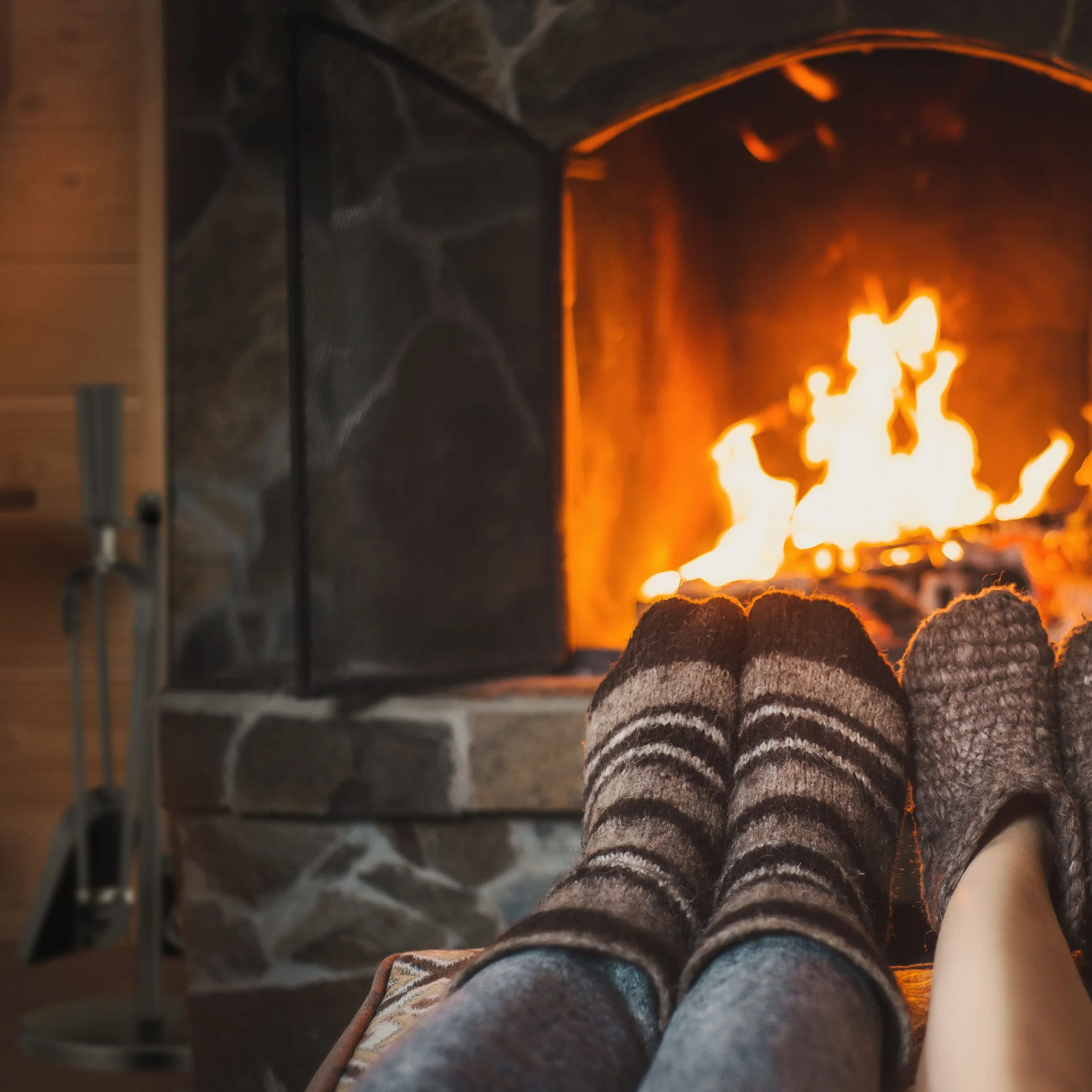 Relaxdays Sztućce kominkowe, 5-częściowy zestaw kominkowy, pogrzebacz, szufla, miotła, szczypce i stojak, sztućce do piekarnika ze stali, czarne