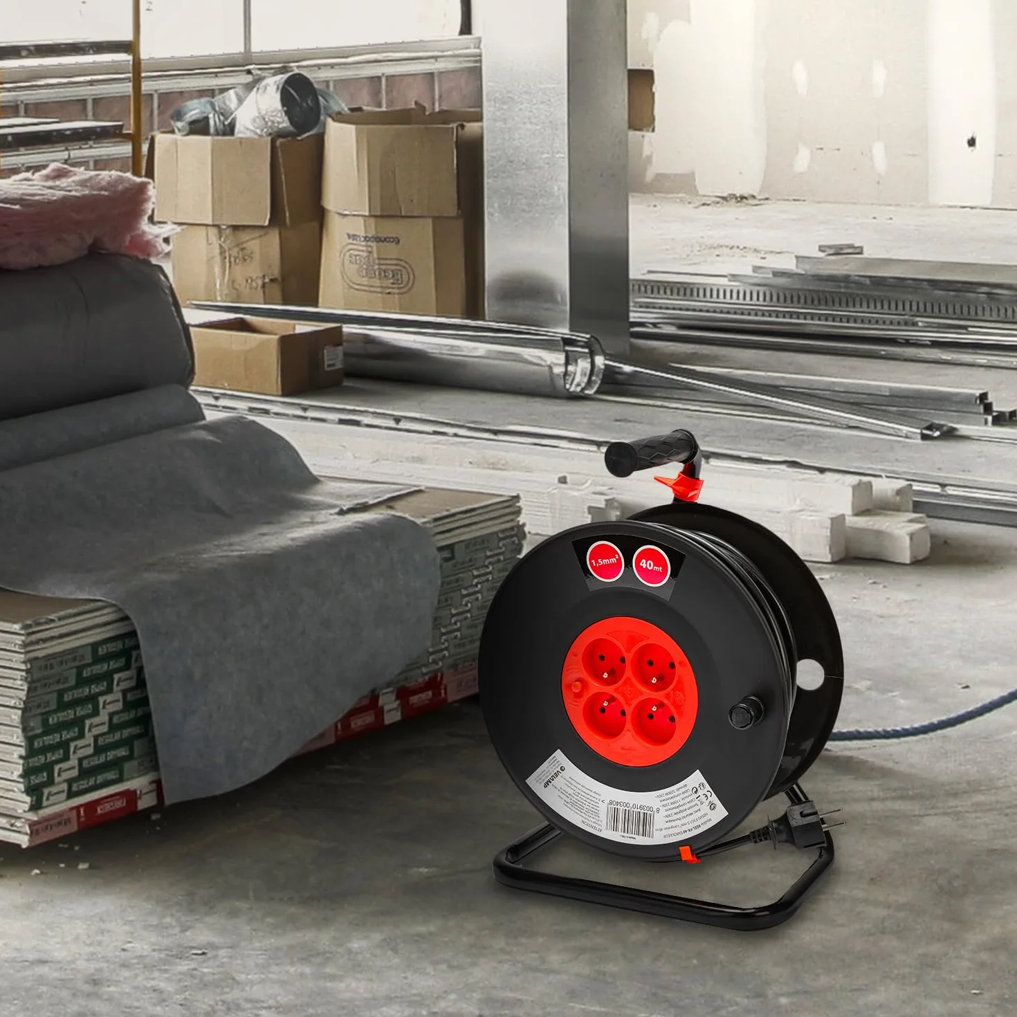 Velamp REEL-FR-40 Rallonge Prolongateur électrique 40 m avec enrouleur 4 Prises 16 A section 3G1,5 mm² + coupe-circuit. Noir et Rouge
