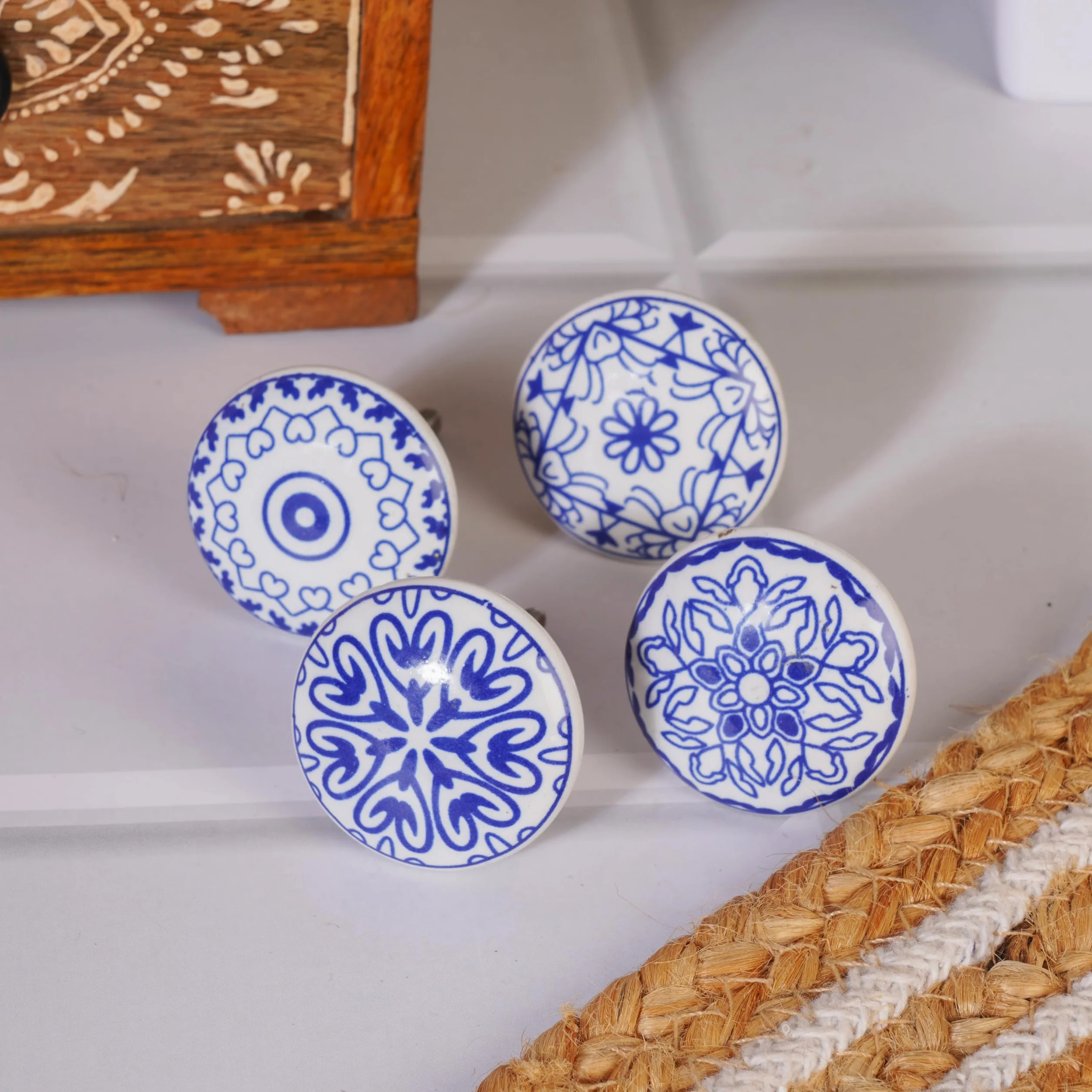Ajuny Zestaw 10 ceramicznych gałek niebiesko-białych z nadrukiem do szafy