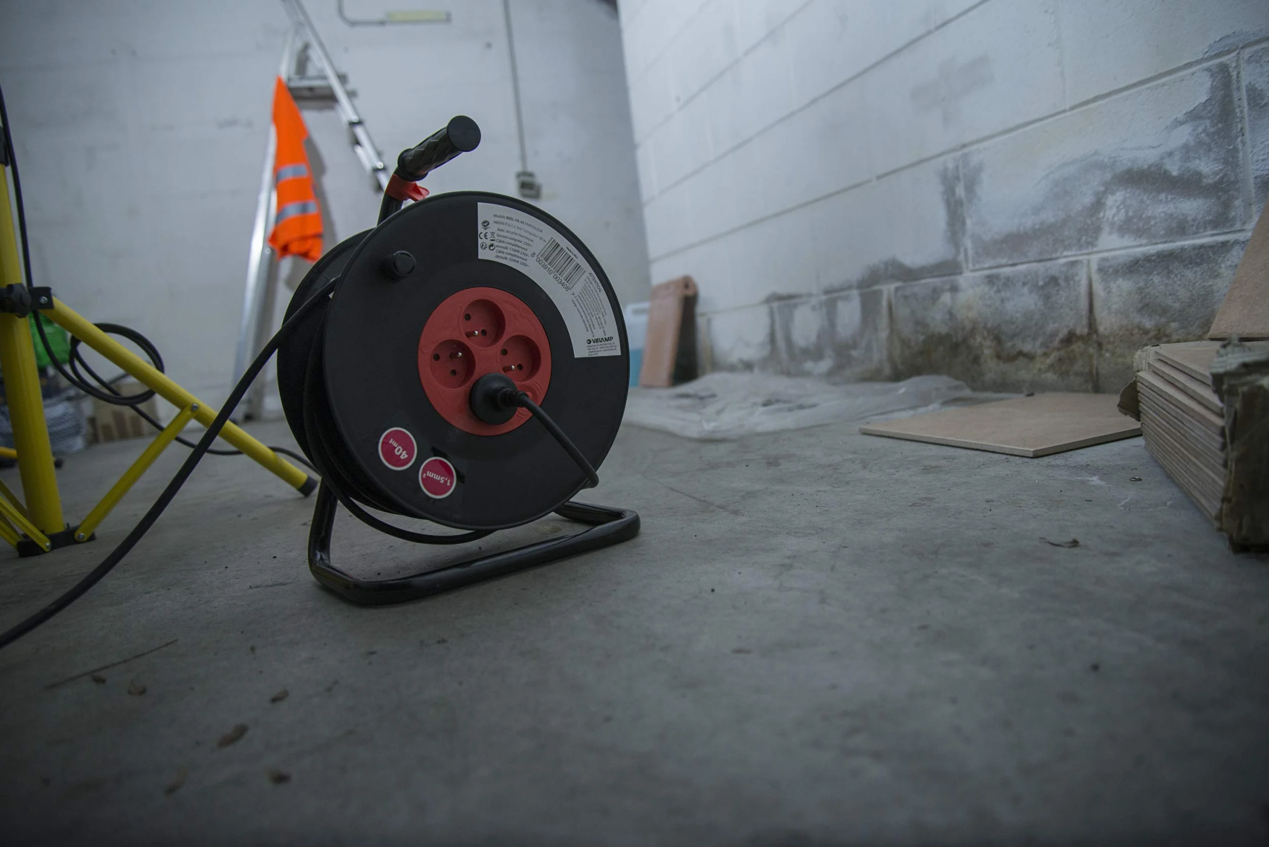 Velamp REEL-FR-40 Rallonge Prolongateur électrique 40 m avec enrouleur 4 Prises 16 A section 3G1,5 mm² + coupe-circuit. Noir et Rouge