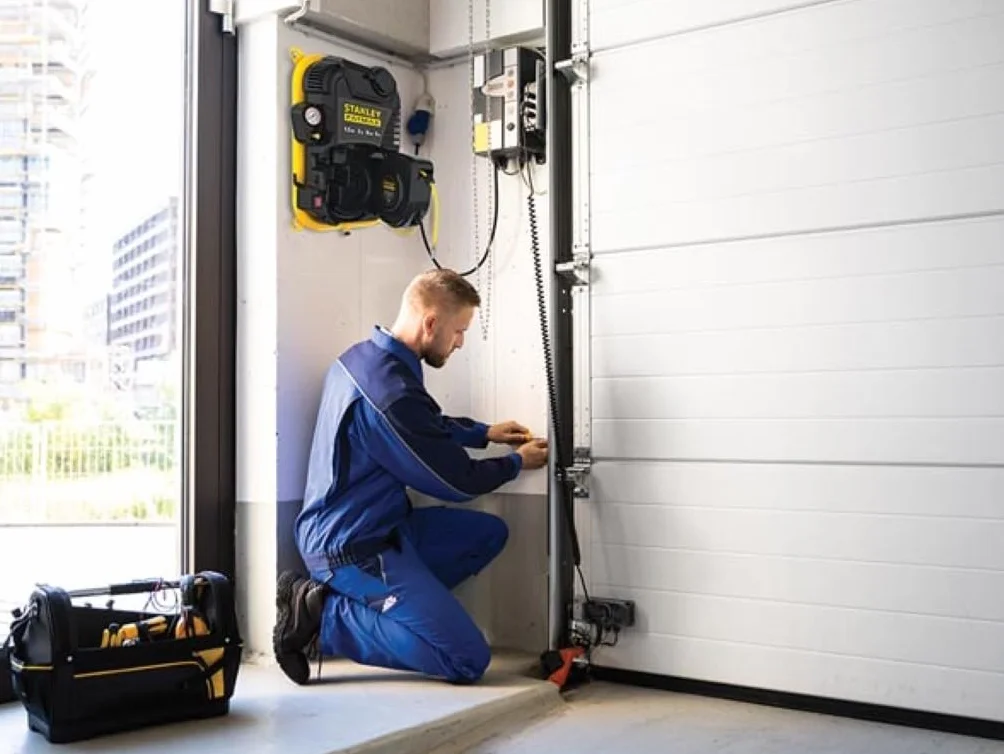Stanley Fatmax Walltech Pro Sprężarka Ścienna 230V Czarny Żółty