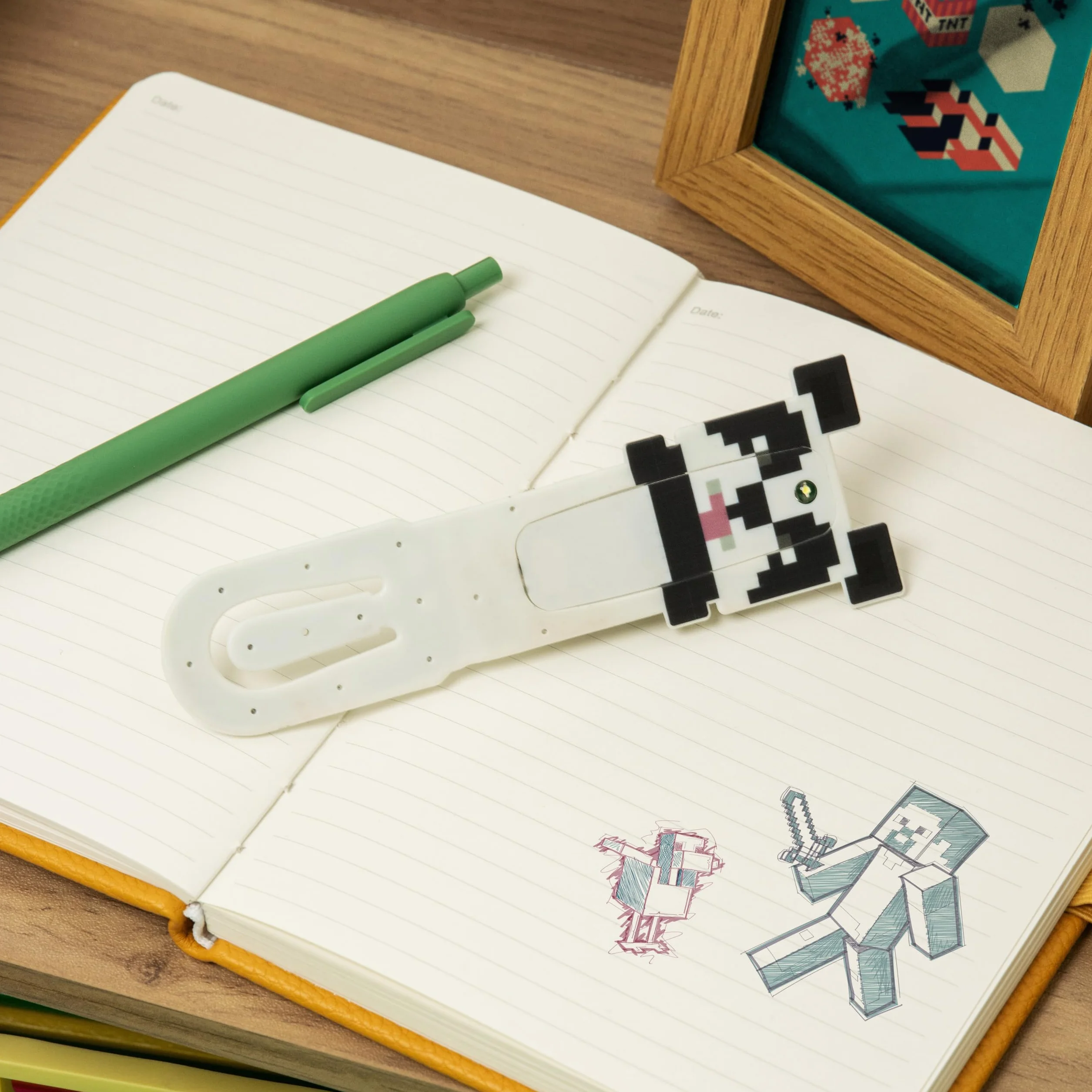 Paladone Minecraft Panda Clip-On LED lampka do czytania i zakładka, oficjalnie licencjonowany prezent dla graczy, akcesorium do książek