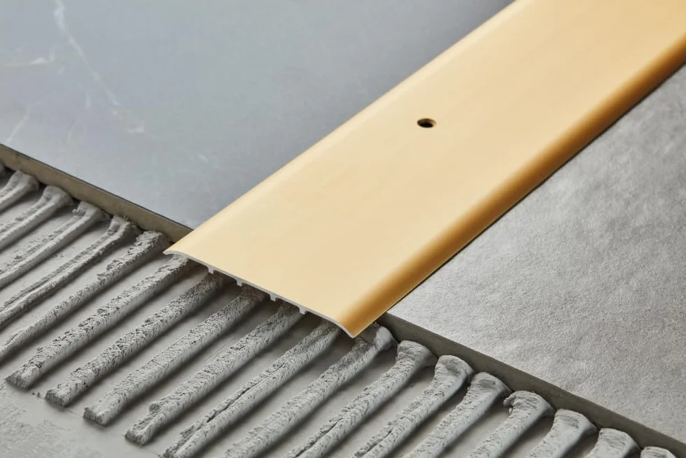Aluminiowa listwa ochronna 1 metr, szerokość 80 mm, próg drzwiowy, profil przejściowy płaski, złoty – CEZAR