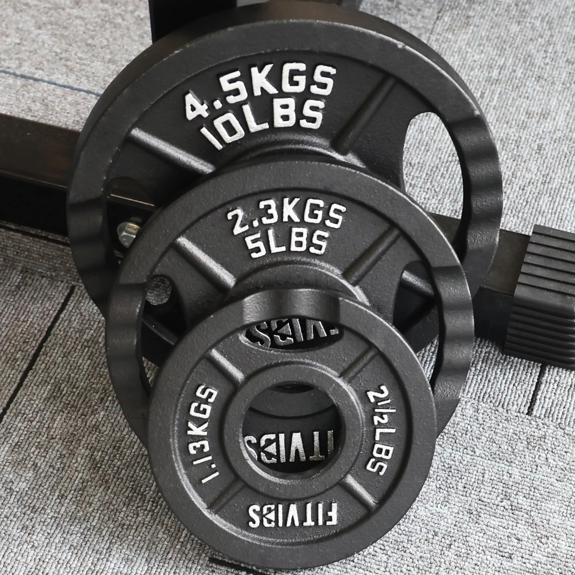 Signature Fitness Olympic 2-calowy żeliwny talerz obciążający do treningu siłowego i podnoszenia ciężarów, styl z dwoma otworami, zestaw 15,9 kg