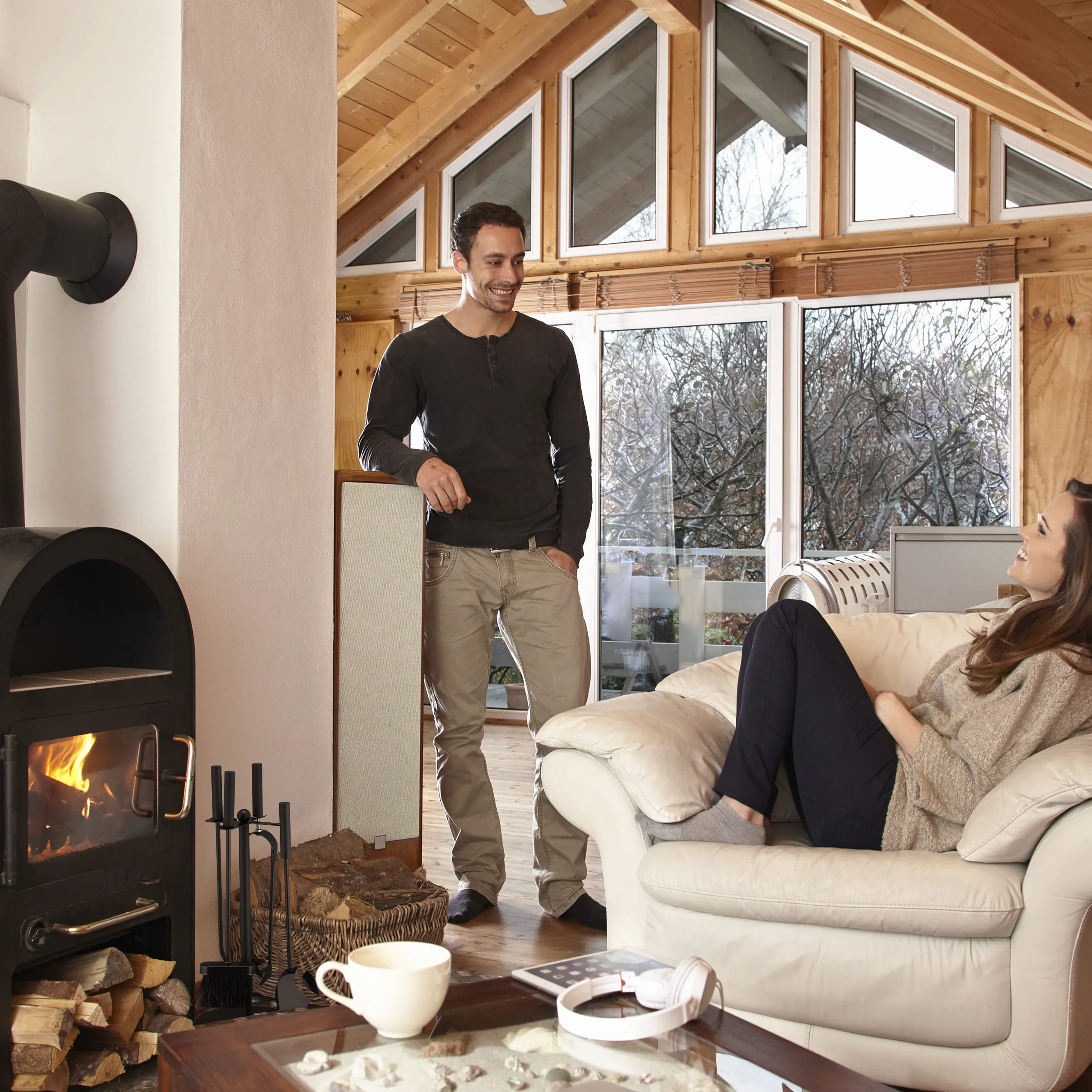 Relaxdays Sztućce kominkowe, 5-częściowy zestaw kominkowy, pogrzebacz, szufla, miotła, szczypce i stojak, sztućce do piekarnika ze stali, czarne