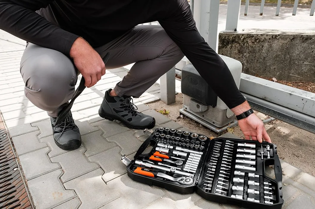 NEO TOOLS Zestaw 110 kluczy nasadowych 1/2" i 1/4" ze stali chromowo-wanadowej 72 zęby Torx