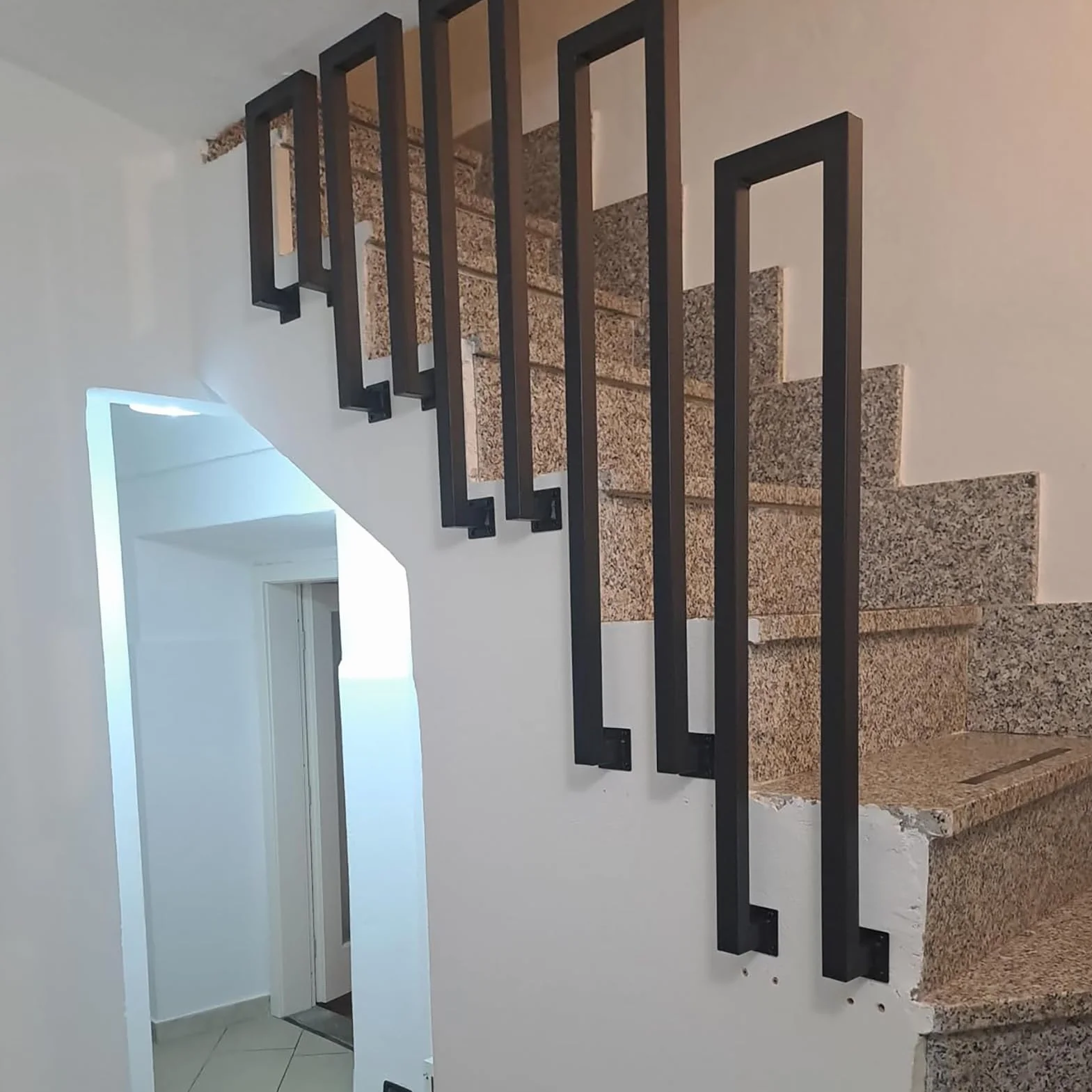 Poręcz do schodów wewnętrznych w kształcie litery U w kolorze czarnym, poręcz do schodów zewnętrznych, poręcz zewnętrzna, 35-110 cm, balustrada z kutego żelaza, montaż boczny (czarny B, 110cm)