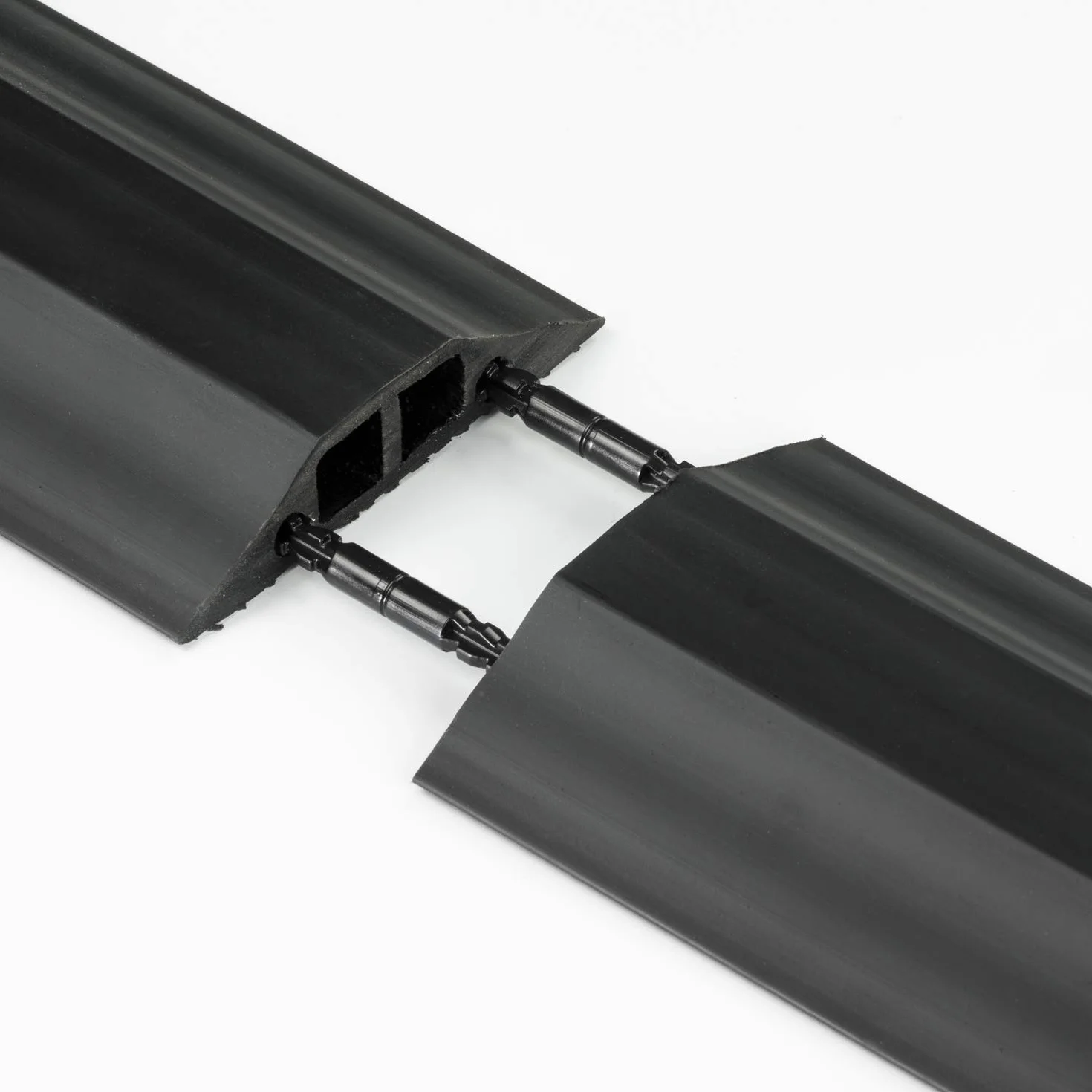 D-Line RFC83B/2C/9M średniej wytrzymałości łączona osłona kabla podłogowego 9 metrów 2 x wgłębienia na kabel 13 mm x 12