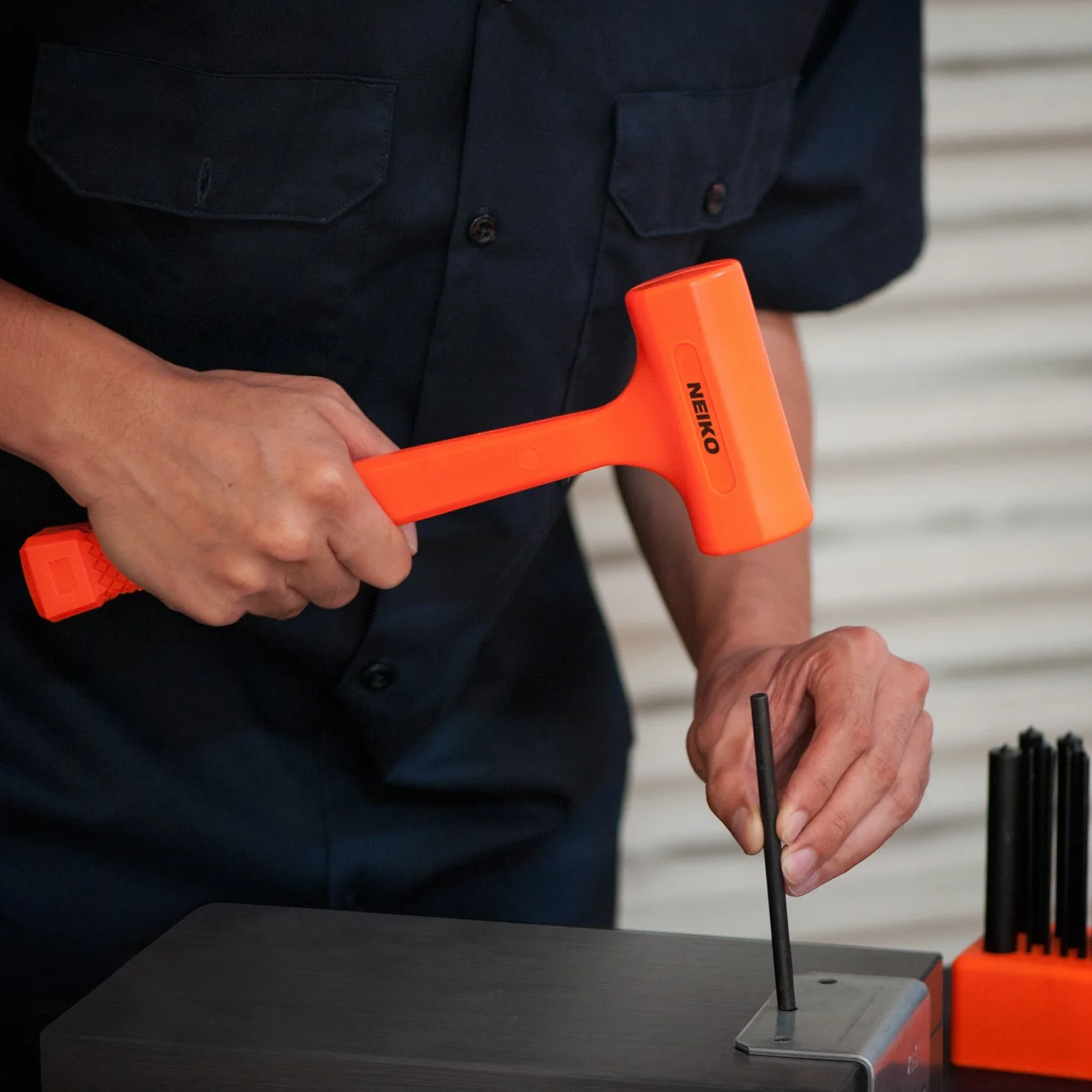 Neiko 02846A 0.5 kg Dead Blow Hammer Neon Orange Unibody Molded Odporny na iskry