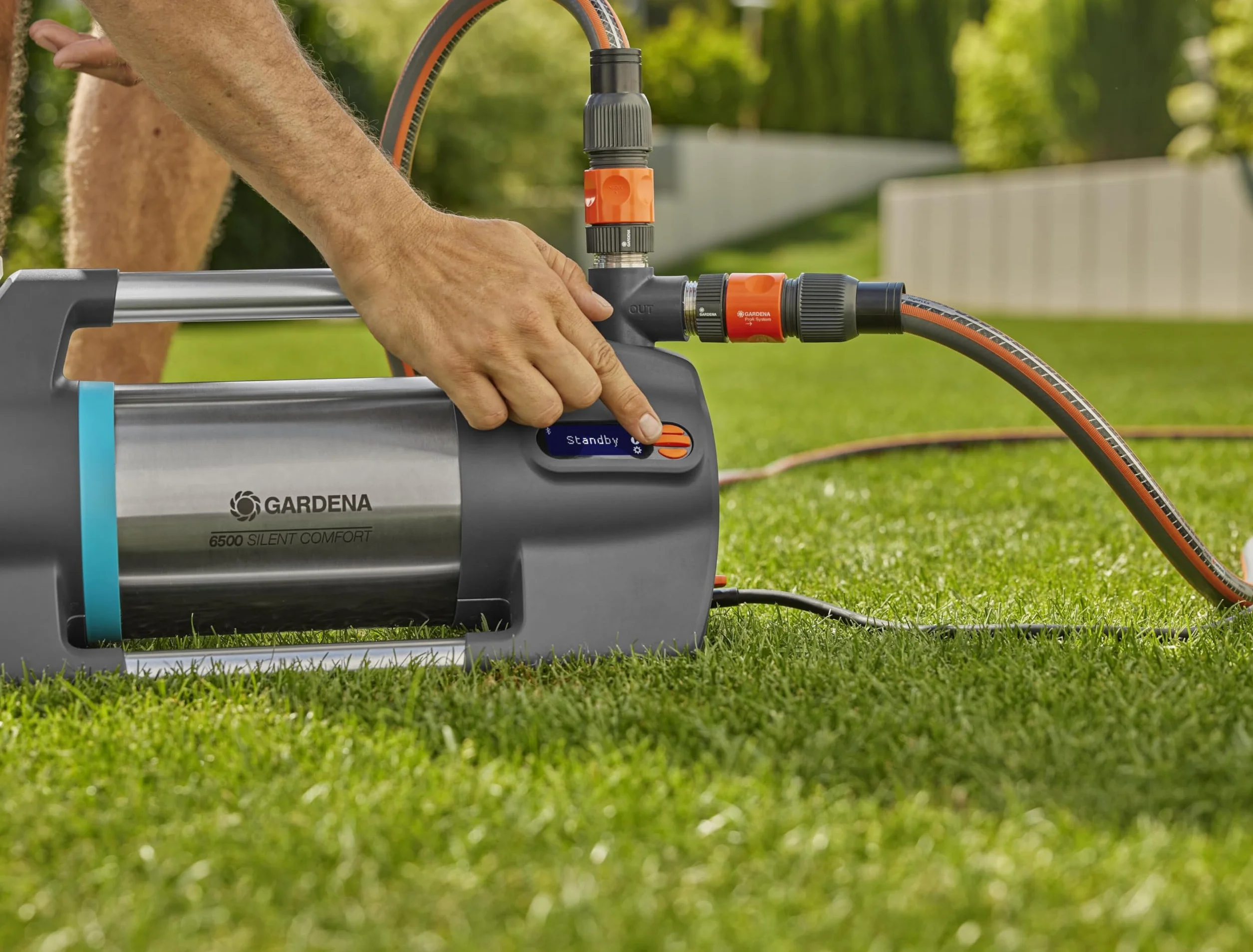 Gardena pompa ogrodowa 6500 SilentComfort: Cicha pompa nawadniająca sterowana przez aplikację, tłoczenie 6500 l/h, zabezp. przed pracą na sucho, stal nierdzew., energoosz. i wodoszcz. (9059-20)